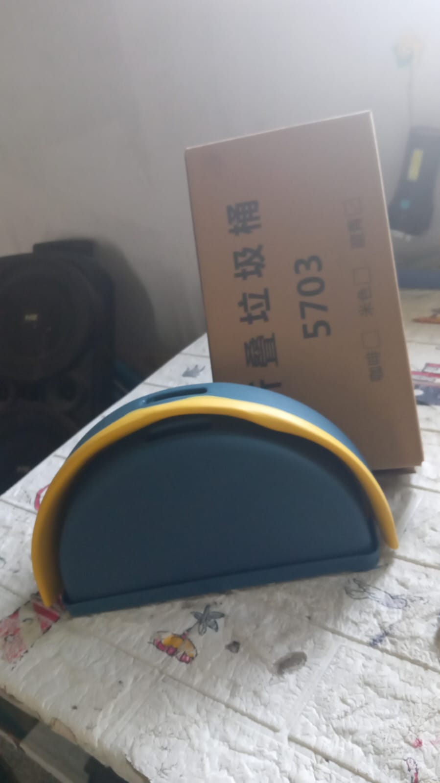 Foldable wall-mounted trash can for kitchens. Foldable wall-mounted trash can for kitchens.